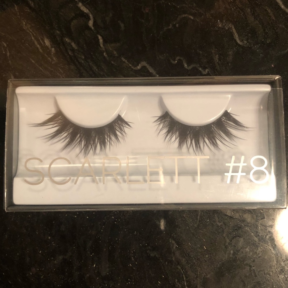 Huda Beauty “Scarlett #8”